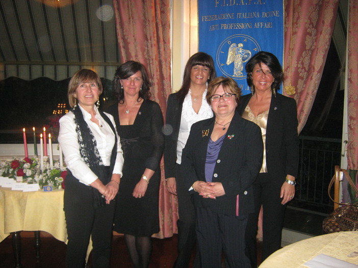 Sanremo: cerimonia delle candele alla Fidapa, ingresso di tre nuove socie Sanremo: cerimonia delle candele alla Fidapa, ingresso di tre nuove socie