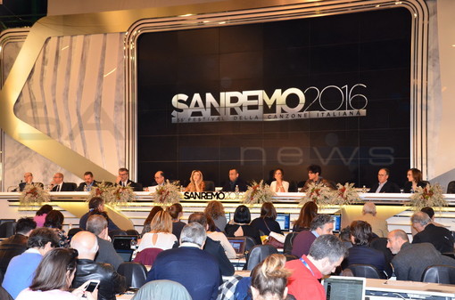 #Sanremo2016, Conti: &quot;Scusate vado di fretta!&quot; , potrebbe essere Fiorello la sopresa che sta preparando?