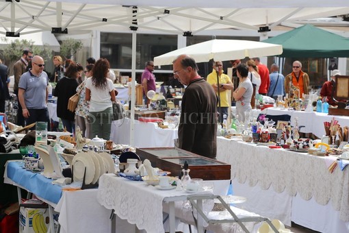 Sanremo: sospese le rimozioni dei veicoli in via Martiri per la fiera di maggio di domenica prossima Sanremo: sospese le rimozioni dei veicoli in via Martiri per la fiera di maggio di domenica prossima