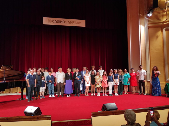 Nella foto di gruppo di tutti gli allievi Nella foto di gruppo di tutti gli allievi