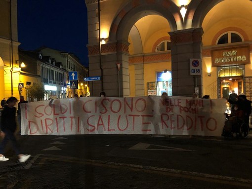 Imperia: flash mob dei militanti della Talpa e l'orologio: "Tassare i grandi patrimoni per fronteggiare l'emergenza economica" (Foto e Video) Imperia: flash mob dei militanti della Talpa e l'orologio: "Tassare i grandi patrimoni per fronteggiare l'emergenza economica" (Foto e Video)