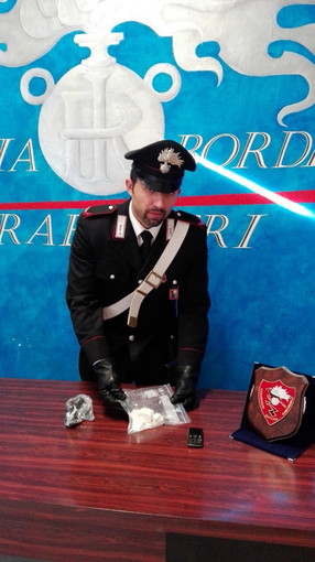 Non si ferma all’alt dei Carabinieri: inseguito viene arrestato con un etto di cocaina nel centro di Bordighera