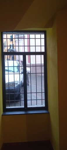 Isolabona, generosa donazione: nuova finestra alla scuola dell’infanzia