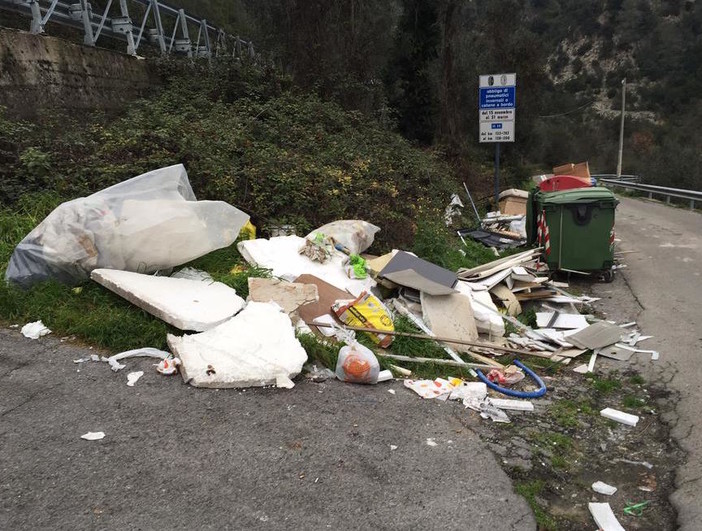 Fanghetto: nella frazione di Olivetta San Michele, una discarica abusiva improvvisata, sotto la statale 20