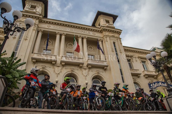 Sanremo: flash mob davanti al Casinò, i biker della Urban Downhill si lanciano in centro (FOTO e VIDEO) Sanremo: flash mob davanti al Casinò, i biker della Urban Downhill si lanciano in centro (FOTO e VIDEO)