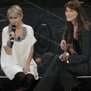 Festival 2013: Carla Bruni duetta con Luciana Littizzetto, l'ex première dame apprezza