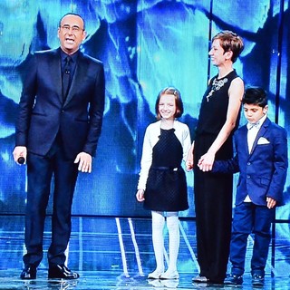 Anna e Moris, con la loro maestra, sul palco dell'Ariston: loro tre sono la scuola più piccola d'Italia