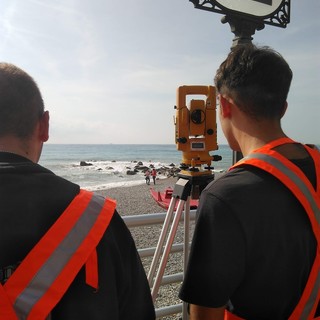 Ventimiglia: i ragazzi del Fermi rilevano lo stato del litorale con il progetto 'Sopra il Mare' Ventimiglia: i ragazzi del Fermi rilevano lo stato del litorale con il progetto 'Sopra il Mare'