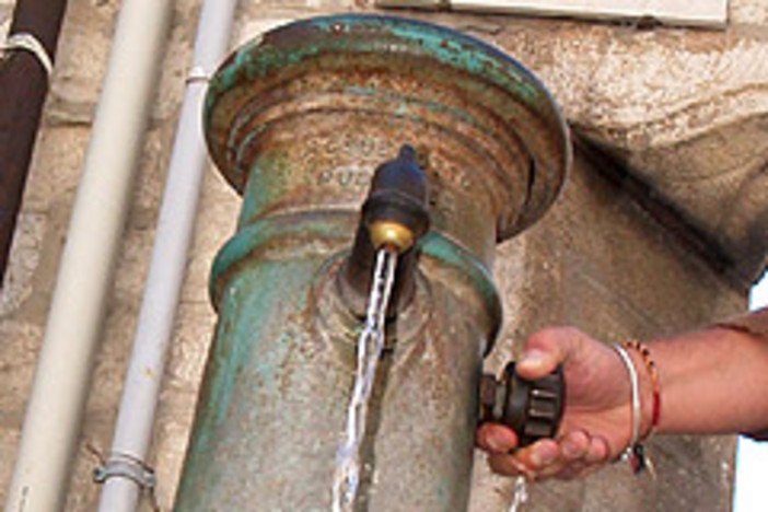 Vallecrosia: da oggi con 5 centesimi a bottiglia ci si può rifornire alla fontana T.V.B. Vallecrosia: da oggi con 5 centesimi a bottiglia ci si può rifornire alla fontana T.V.B.