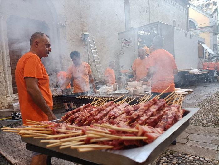 Sanremo: successo di partecipanti alla sagra di ieri sera nell'ambito dei festeggiamenti di San Siro (foto)