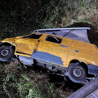 Ospedaletti: vede furgone ribaltato fuoristrada e dà l'allarme, mobilitazione di soccorsi ma sul mezzo non c'è nessuno