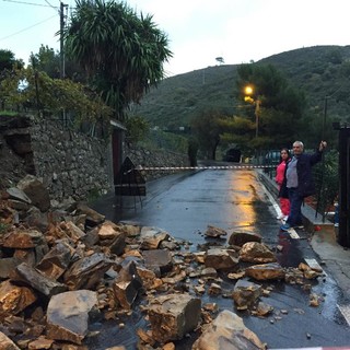 Imperia: frana a Costa d'Oneglia. Frazione isolata. Situazione critica sui torrenti Imperia: frana a Costa d'Oneglia. Frazione isolata. Situazione critica sui torrenti