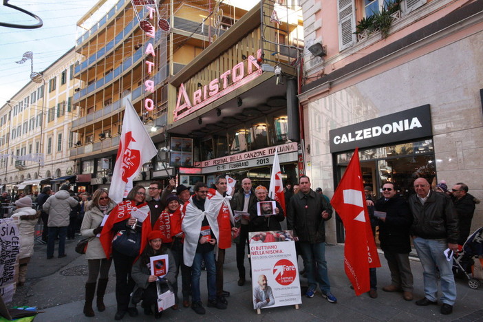 Sanremo: flash mob dei sostenitori di Oscar Giannino davanti all'Ariston Sanremo: flash mob dei sostenitori di Oscar Giannino davanti all'Ariston