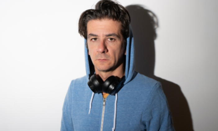 Sanremo: "Saliscendi" porta il teatro nella Pigna con Francesco Mandelli in scena con Baby reindeer” Sanremo: "Saliscendi" porta il teatro nella Pigna con Francesco Mandelli in scena con Baby reindeer”