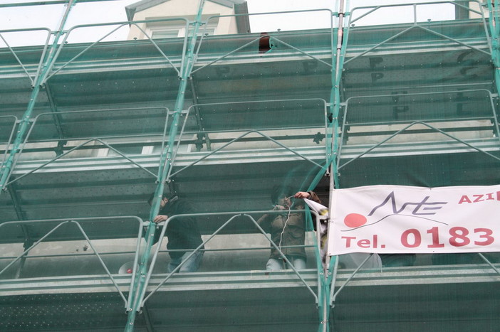 Imperia: flash mob di una ventina di giovani della Talpa al 'Palazzaccio' Imperia: flash mob di una ventina di giovani della Talpa al 'Palazzaccio'