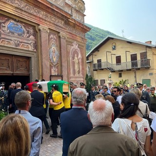 Vernante e la GdF piangono Michele Pellegrino morto a Ventimiglia, avvolto nel Tricolore e portato dai colleghi