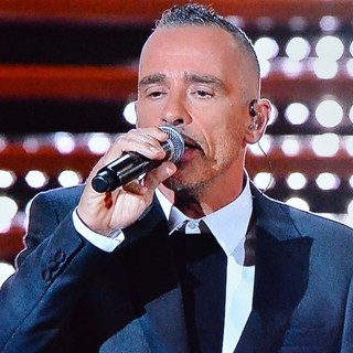 #Sanremo2016: standing ovation per Eros Ramazzotti, un medley per raccontare la sua storia