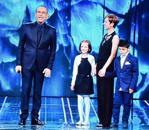 Anna e Moris, con la loro maestra, sul palco dell'Ariston: loro tre sono la scuola più piccola d'Italia