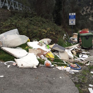 Fanghetto: nella frazione di Olivetta San Michele, una discarica abusiva improvvisata, sotto la statale 20 Fanghetto: nella frazione di Olivetta San Michele, una discarica abusiva improvvisata, sotto la statale 20