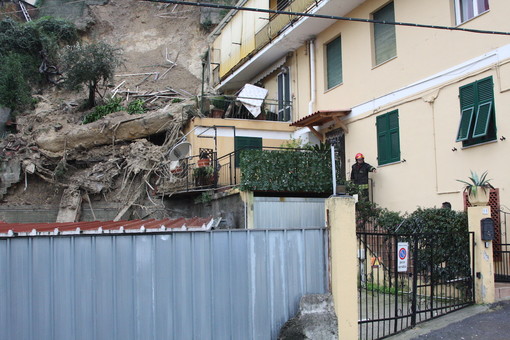 Sanremo: nuova frana in strada Sen.Ernesto Marsaglia, enorme masso bloccato dai garage ma poteva arrivare in strada