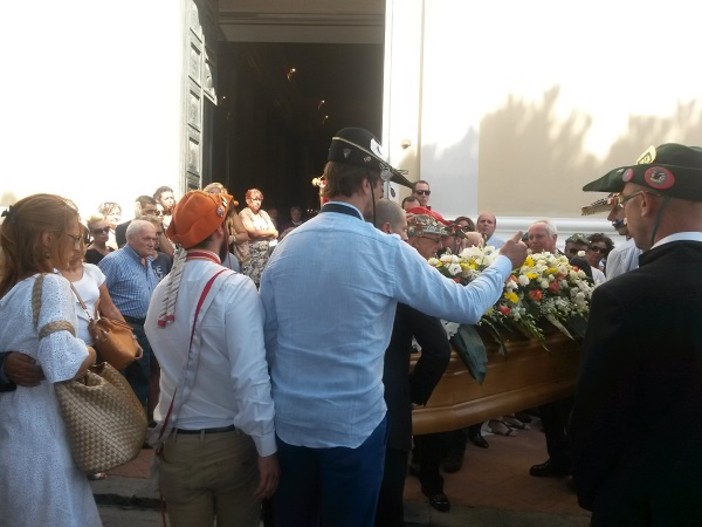 Diano Marina: una folla commossa ai funerali di Mauro Feola. Il parroco: &quot;La sua morte, un macigno che opprime il cuore di tutti noi&quot;