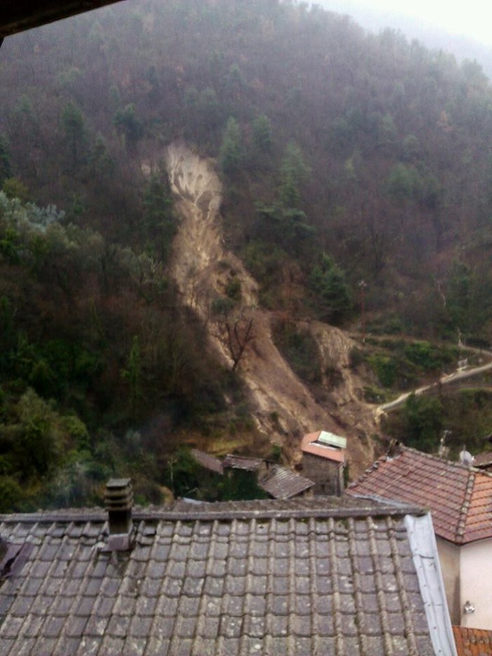 Frana a Buggio nell'entroterra di Imperia, la foto e il video di un nostro lettore