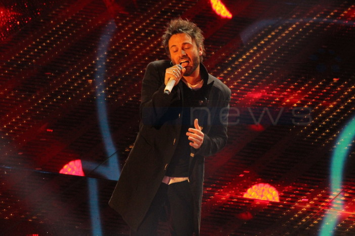 Al CafèperMare mangiata di salumi e focaccia per Nek dopo la vittoria del premio Cover