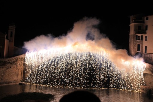 Dolceacqua: domani sera l'apice dei festeggiamenti estivi con lo spettacolo dei fuochi d'artificio Dolceacqua: domani sera l'apice dei festeggiamenti estivi con lo spettacolo dei fuochi d'artificio