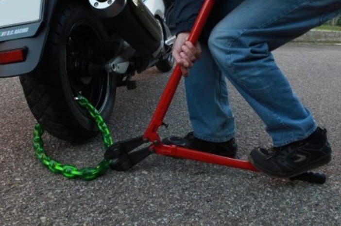 Ventimiglia: furto di moto in pieno centro la scorsa notte denunciato ai carabinieri che indagano Ventimiglia: furto di moto in pieno centro la scorsa notte denunciato ai carabinieri che indagano