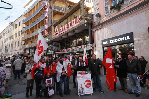 Sanremo: flash mob dei sostenitori di Oscar Giannino davanti all'Ariston