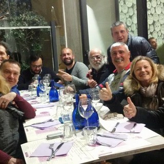 Diano Marina: "Tutti insieme a festeggiar". Il Sindaco Chiappori e la sua giunta festeggiano dopo il decreto di non scioglimento Diano Marina: "Tutti insieme a festeggiar". Il Sindaco Chiappori e la sua giunta festeggiano dopo il decreto di non scioglimento