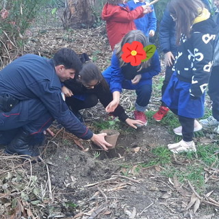 Sanremo: Festa dell'albero alla scuola primaria Borgo G.Rodari assieme ai Carabinieri Forestali del nucleo operativo di Triora