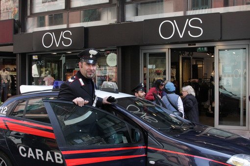 Sanremo: furto all'OVS di via Matteotti, extracomunitario ruba capi d'abbigliamento e fugge Sanremo: furto all'OVS di via Matteotti, extracomunitario ruba capi d'abbigliamento e fugge