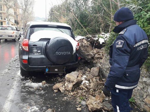 Diano Marina: disagi per il maltempo, una frana colpisce un'auto parcheggiata in via Purgatorio Diano Marina: disagi per il maltempo, una frana colpisce un'auto parcheggiata in via Purgatorio
