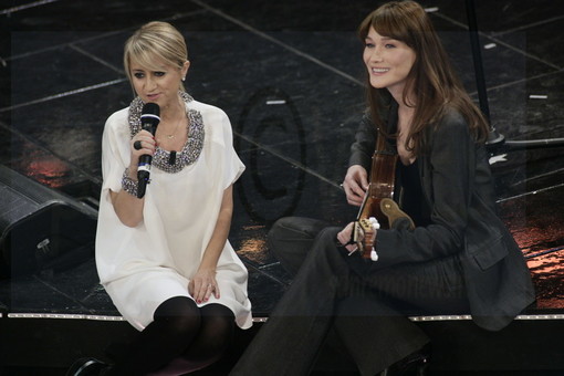 Festival 2013: Carla Bruni duetta con Luciana Littizzetto, l'ex première dame apprezza