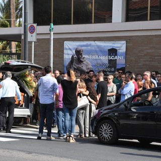 Sanremo: i parenti e centinaia di amici e conoscenti per l'ultimo saluto al 33enne subacqueo Enrico Creta (Foto)