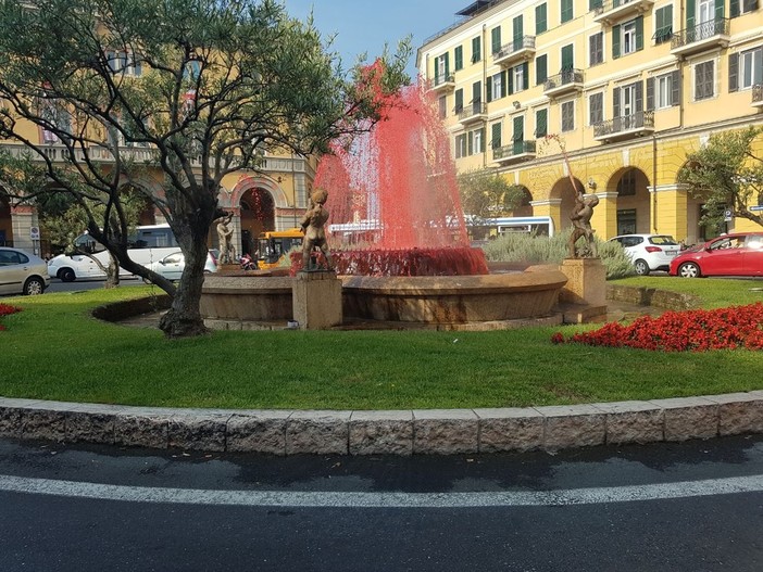 Imperia: ‘Giornata mondiale della donazione di sangue’, la fontana di piazza Dante si tinge di rosso Imperia: ‘Giornata mondiale della donazione di sangue’, la fontana di piazza Dante si tinge di rosso