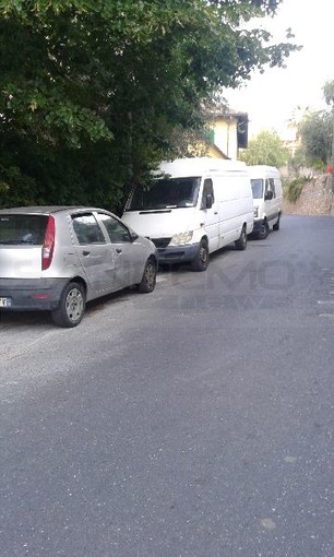 Sanremo: furgoni parcheggiati in Strada Borgo Tinasso restringono la carreggiata, la segnalazione del nostro lettore Carlo Sanremo: furgoni parcheggiati in Strada Borgo Tinasso restringono la carreggiata, la segnalazione del nostro lettore Carlo