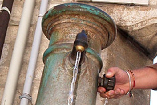 Vallecrosia: da oggi con 5 centesimi a bottiglia ci si può rifornire alla fontana T.V.B.