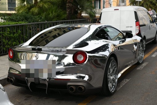 Sanremo: Ferrari monegasca in via Nino Bixio, l'insolito colore 'luccicante' non passa inosservato (Foto)