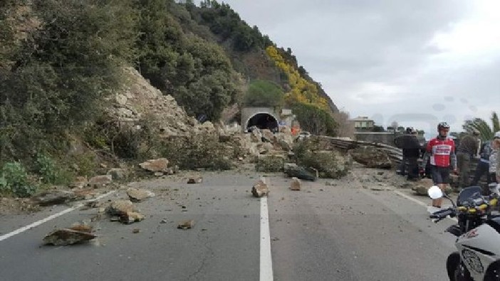 Milano - Sanremo: frana ad Arenzano, la gara cambia percorso, i corridori imboccheranno l'autostrada a Genova Voltri e usciranno dopo 9 km