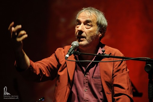 Il Club Tenco saluta David Riondino: l’addio a un giullare colto, libero e indimenticabile Il Club Tenco saluta David Riondino: l’addio a un giullare colto, libero e indimenticabile