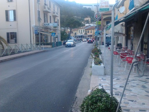 Manca segnaletica e pericolo per l’assenza delle strisce a Latte: residenti e turisti infuriati Manca segnaletica e pericolo per l’assenza delle strisce a Latte: residenti e turisti infuriati