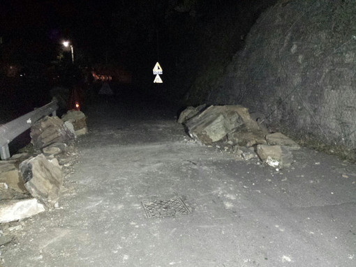 Diano San Pietro, chiusa la strada Provinciale 36 per una frana, nessun ferito Diano San Pietro, chiusa la strada Provinciale 36 per una frana, nessun ferito