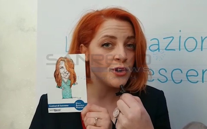 Noemi all'ultimo Festival di Sanremo con la 'sua' cartolina' Noemi all'ultimo Festival di Sanremo con la 'sua' cartolina'