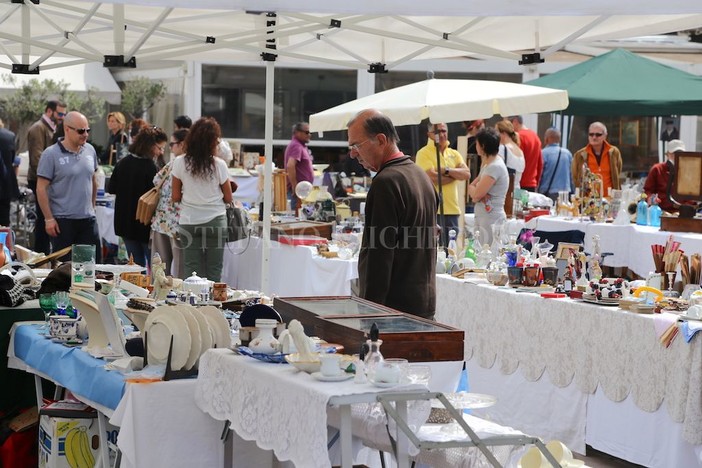 Sanremo: sospese le rimozioni dei veicoli in via Martiri per la fiera di maggio di domenica prossima Sanremo: sospese le rimozioni dei veicoli in via Martiri per la fiera di maggio di domenica prossima