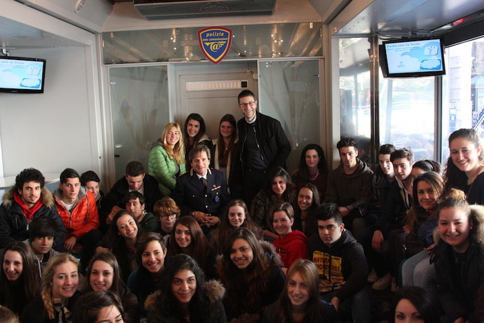 Approda a Sanremo il truck della Polizia per il progetto "Una vita da social": oggi visita di Fabio Fazio agli studenti del Liceo Approda a Sanremo il truck della Polizia per il progetto "Una vita da social": oggi visita di Fabio Fazio agli studenti del Liceo