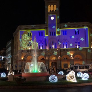 Imperia si illumina con l'accensione delle luminarie e della fontana di piazza Dante (foto e video)