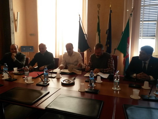 Imperia: firmata la convenzione per l'utilizzo dei migranti in lavori di pubblica utilità. Capacci: "30 euro al giorno per i migranti? Tutto falso. A loro ne vanno 2,50"