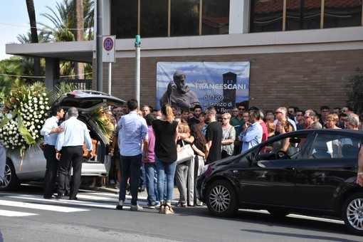 Sanremo: i parenti e centinaia di amici e conoscenti per l'ultimo saluto al 33enne subacqueo Enrico Creta (Foto)